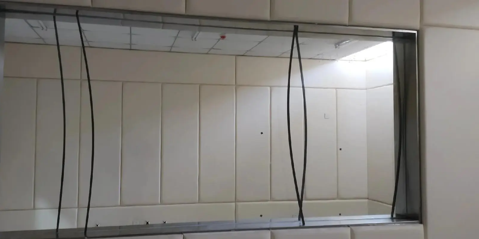 单向玻璃注意事项